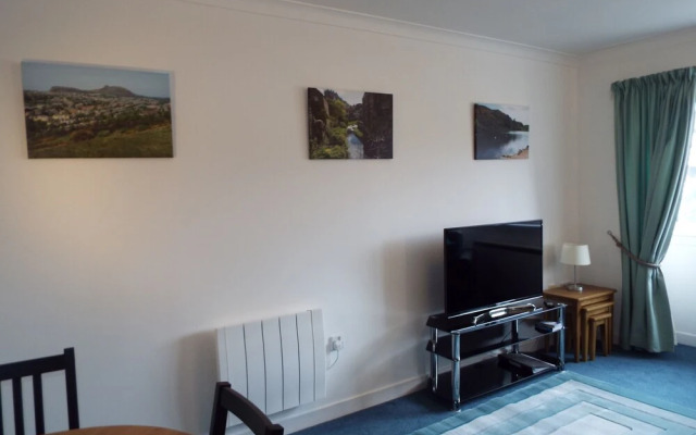 Ideal Central Edinburgh location with free on-site private parking