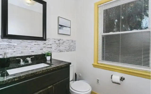 Near Downtown Beach House Apt