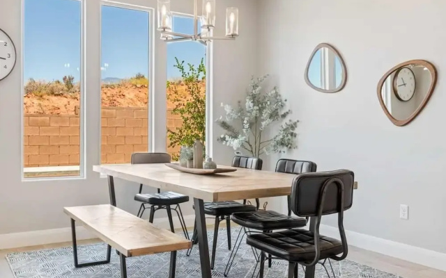 Family Desert Oasis 5 Bedroom Home