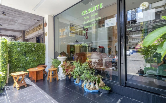 OYO 982 Charurat Suite