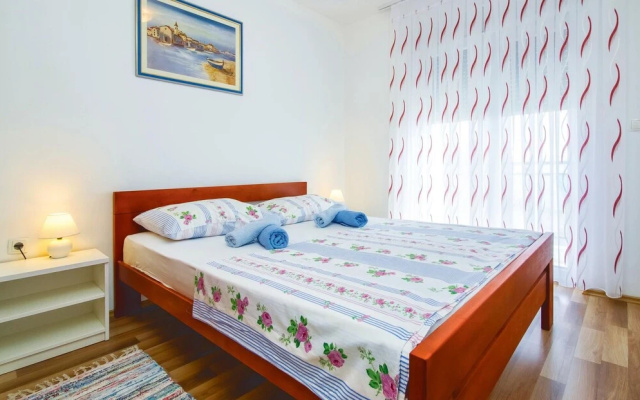 Stunning Home in Mali Rat With Wifi and 2 Bedrooms