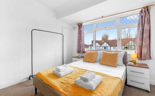 Harrow Hse 3 Bedrooms 2 Bathrooms Off Road Parking