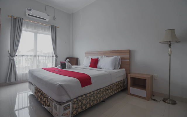 RedDoorz near Hermes Place Polonia Medan