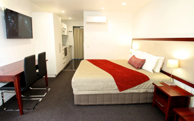 DeLorenzo's Studio Apartments