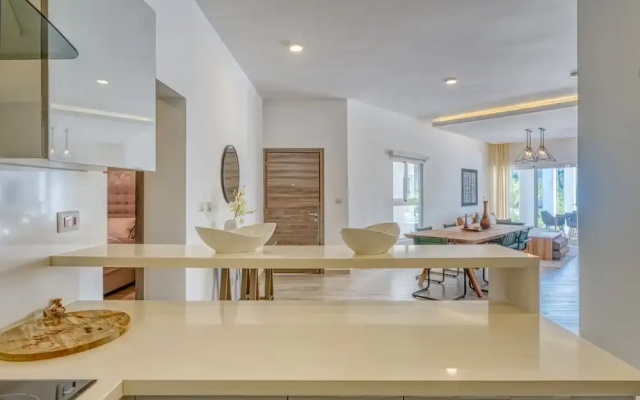Unique Modern Condo with Beach Access