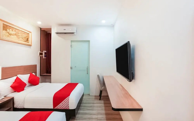 OYO 489 Casa Mia Hotel Suites