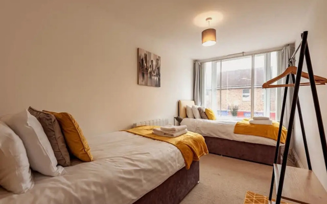 2BR Town Centre With Fast Wi-fi Sleeps 7