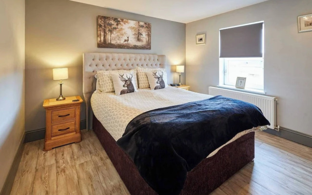 House Sleeps 10 With Parking and Garden