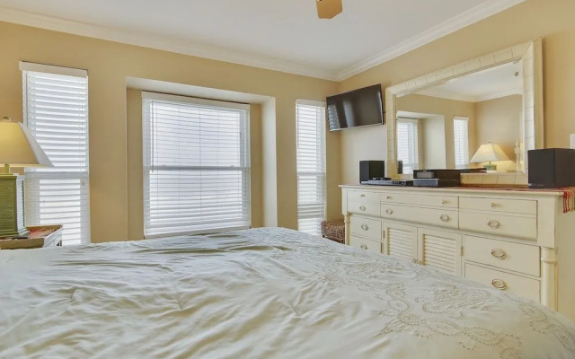 Seascape 2113 2 Bedroom Condo by RedAwning