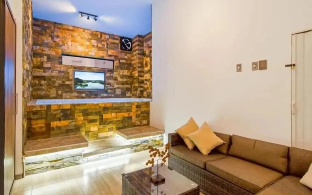 6BR w Jacuzzi  Private Baths Lleras