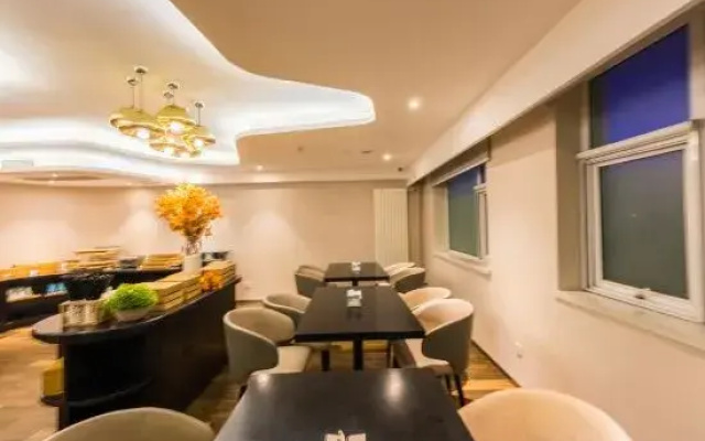 Orange Hotel (Dalian Qingniwaqiao Subway Station)