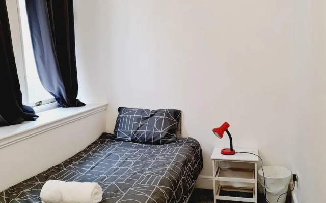 Sleek 2BD Flat Centrally Located in Glasgow