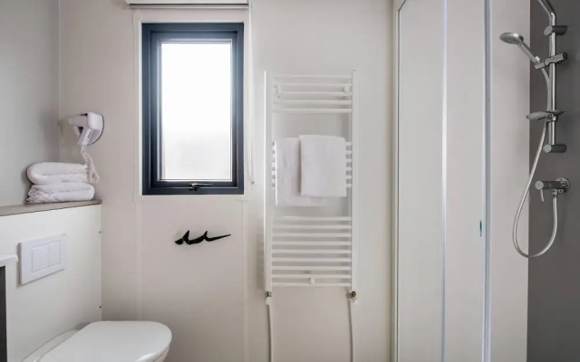 Beautiful Chalet With two Bathrooms, Near a Lake