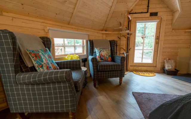 Hobbit Cabin for 2 - Outdoor Bath / Wood Burner