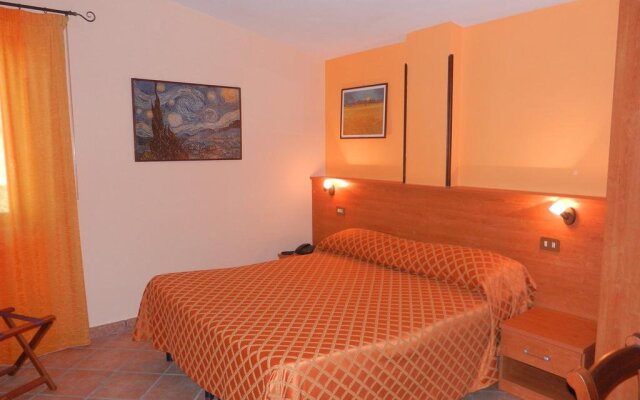 Hotel Piscina La Suite Фонди комната для гостей
