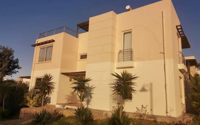 Turtle Bay Holiday - Sleeps 4, Pools & Sea View