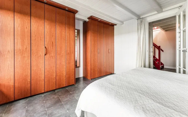 Spacious Holiday Home De Pauwenhof