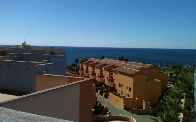 Apt - Sleeps 4 - Balcony - Communal Pool