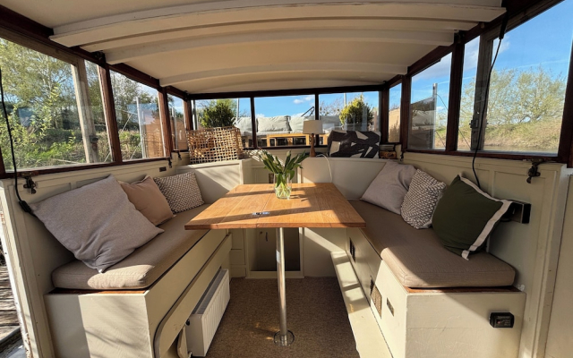 Unique 2 Bed Waterside Retreat, Pet Friendly