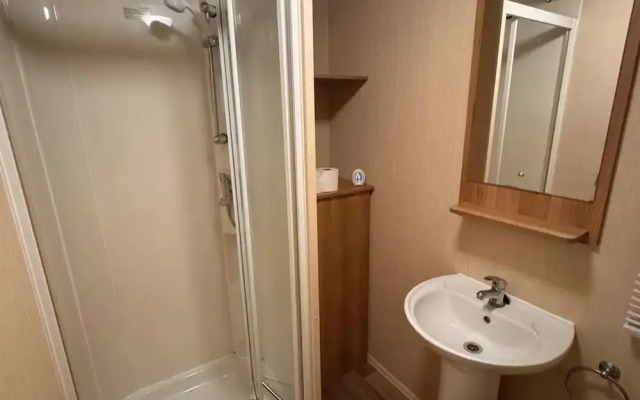 2 Bed Caravan - Sleeps 6 - Pet Friendly, Parking
