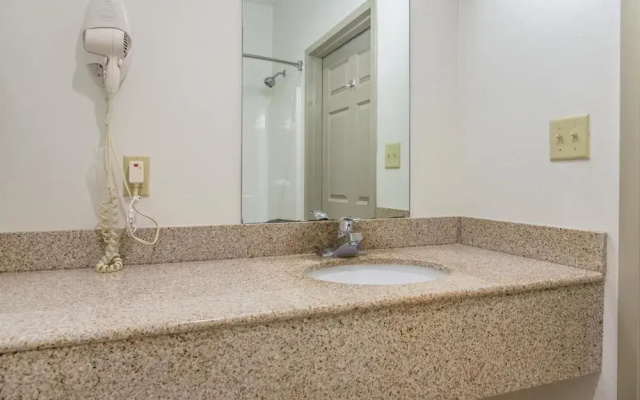 OYO Townhouse Sulphur, la Extended Stay