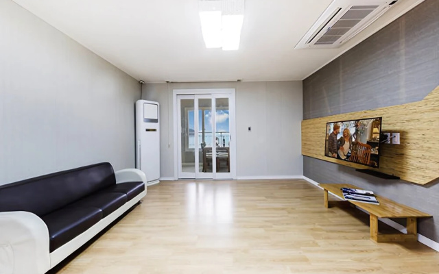 Geoje Beach Mongdol House Pension