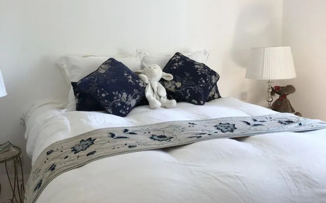 Villa-sleeps2-garden-private Park
