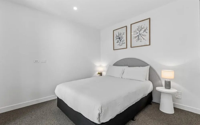 Elegant 1-bed by Shops With Rooftop Swimming Pool