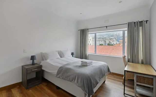 Charming 2-bed Sea Point Retreat Mountain Views