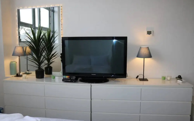 Cosy Newtown Studio Apartment With Swimming Pool