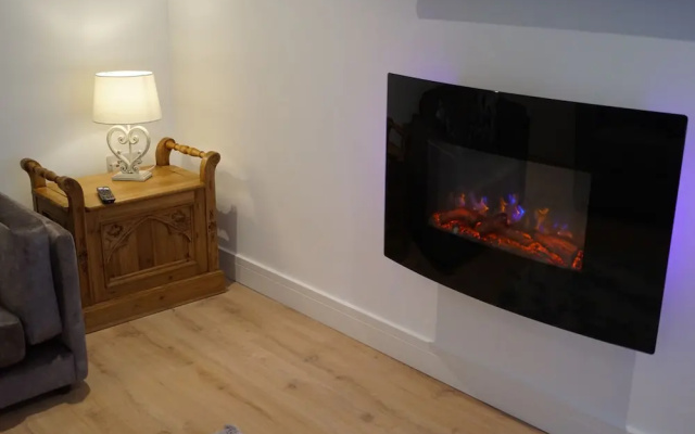 Vale View - Sleeps 6 - Pets Ok - Garden - Parking