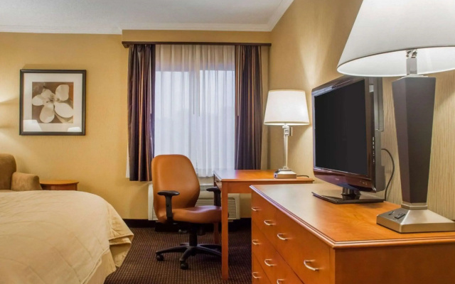 Clarion Hotel & Suites Riverfront