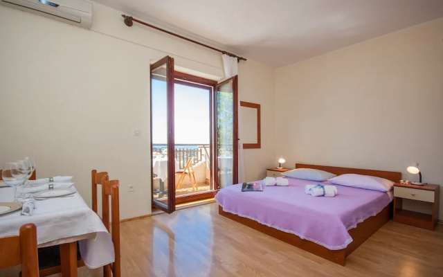 Apartments & Rooms Mikelin