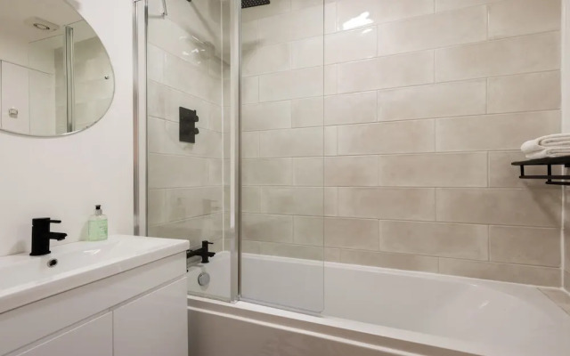 The Kensington Grove - Stylish 2BDR Flat with Private Patio