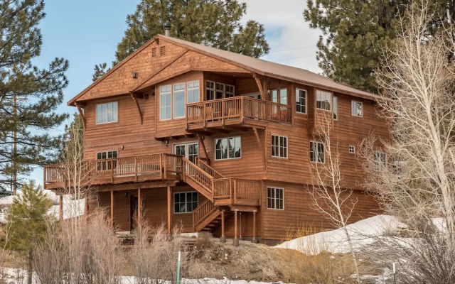 Spacious and Scenic Truckee House by RedAwning