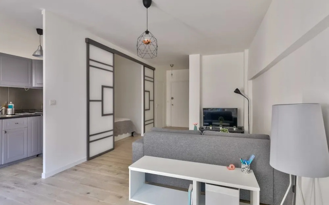 Charming 2 Room Apartment With Balcony - Paris 8ème