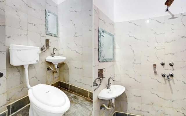 OYO Hotel Prince Near Haiderpur Metro Station