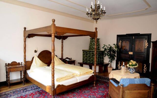 Hotel Deutsches Haus In Dinkelsbuehl Germany From 131 Photos