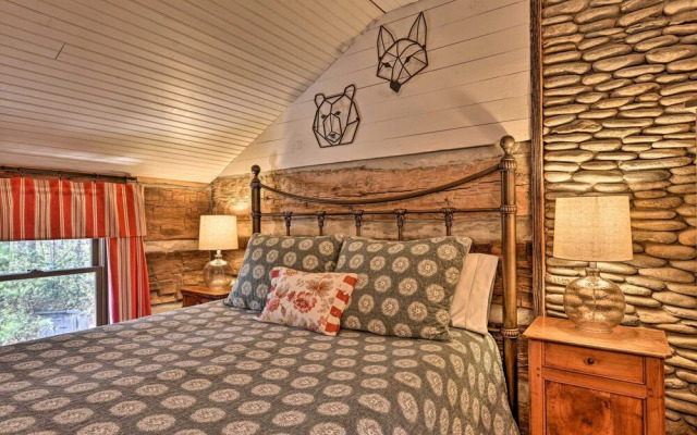 Cabin Near Boone w/ Hot Tub & Mountain Views