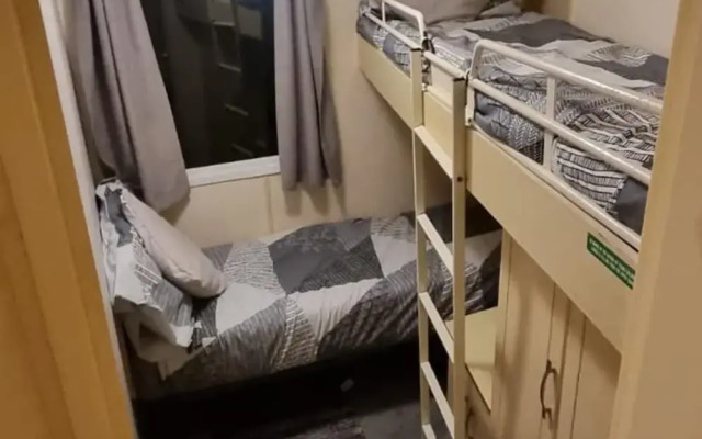 Caravan - Sleeps 6 - Pets Ok - Parking