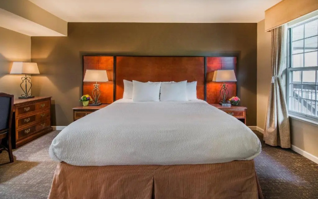 Cloverleaf Suites