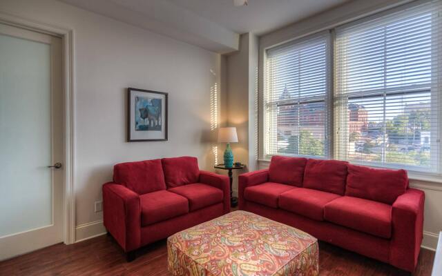 Отель LOFTS at First National комната для гостей