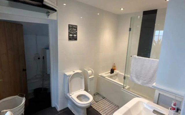 1 Bed - Sleeps 4 - Parking - Pets - Town Centre