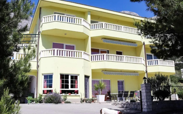 Apartments with a parking space Makarska - 19009
