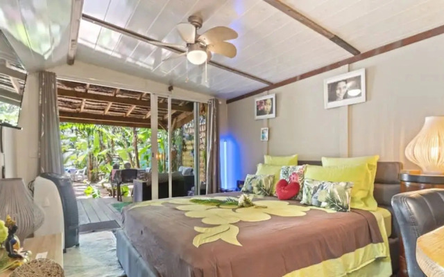 Exquisite Bungalow With Beachfront Jacuzzi