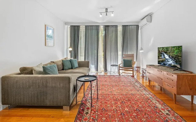 Charming Inner-city Stay- Space, Style & Location