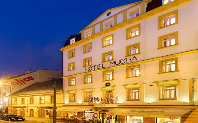 Mucha Hotel вид на фасад