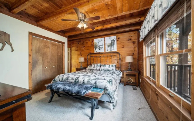 Cherokee Winds 2 Bedroom Cabin by RedAwning