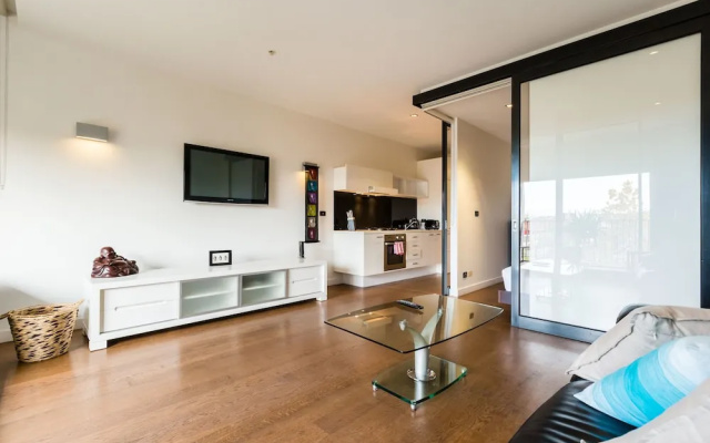 Cleo, 1BDR St Kilda Apartment