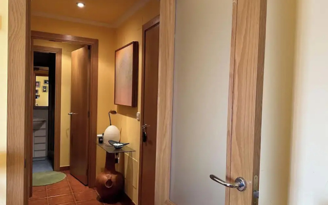 2 Bed Apt Sleeps 4 - Two TVs - Free Parking